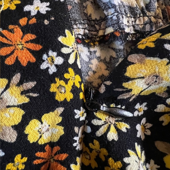 NWT Forever 21 floral print halter dress. Keyhole in front. Zipper closure. Med - Picture 8 of 9